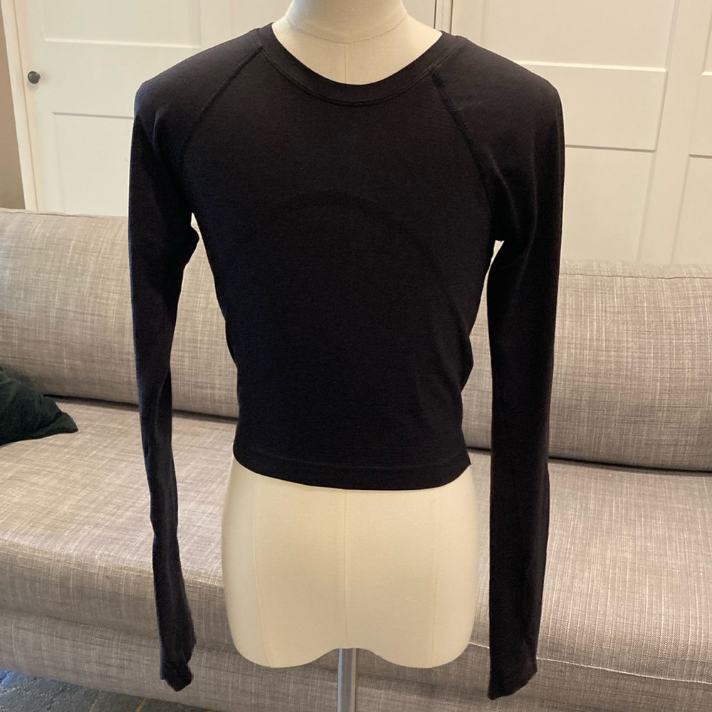 Lululemon black linen sleeved athletic crop top - no tags, likely size 2